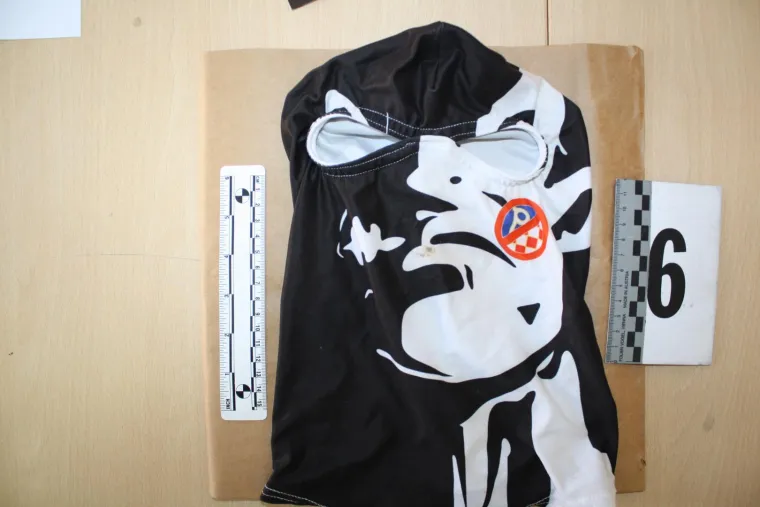 MASOVNA UHIĆENJA PRIPADNIKA TORCIDE: Pronađene teleskopske palice, drvene letve, baklje...