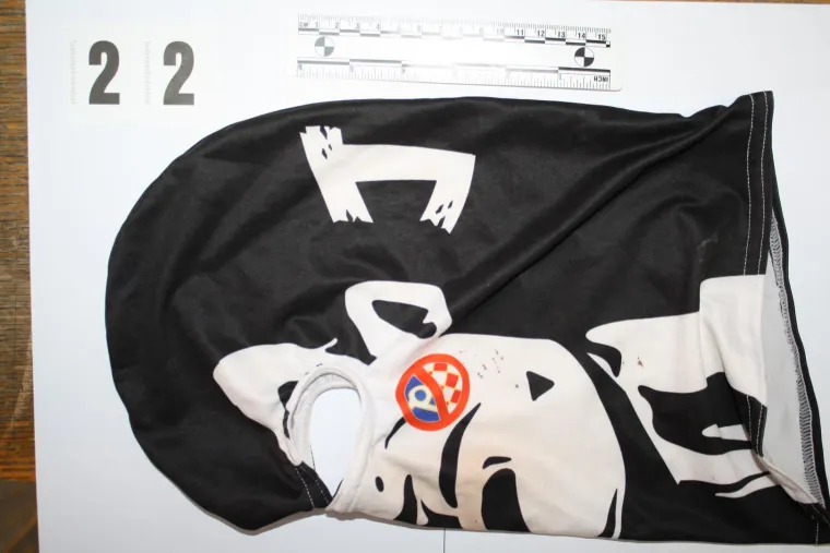 MASOVNA UHIĆENJA PRIPADNIKA TORCIDE: Pronađene teleskopske palice, drvene letve, baklje...