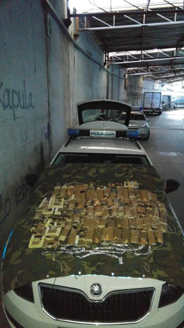 MASOVNA UHIĆENJA PRIPADNIKA TORCIDE: Pronađene teleskopske palice, drvene letve, baklje...