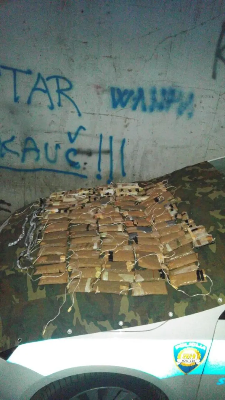 MASOVNA UHIĆENJA PRIPADNIKA TORCIDE: Pronađene teleskopske palice, drvene letve, baklje...