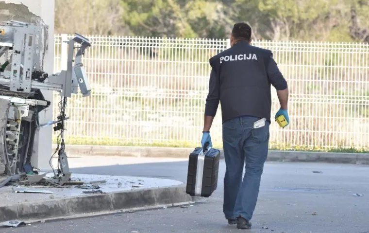 Vodice: Na benzinskoj postaji eksplozivnom napravom raznijeli bankomat i otuđili novac