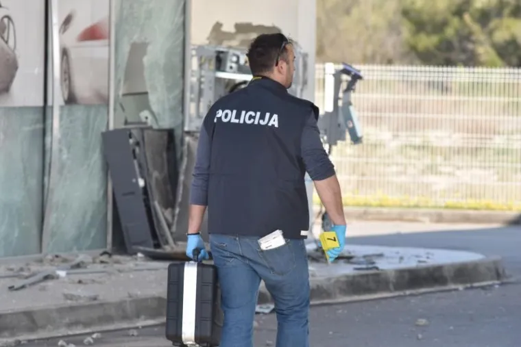 Vodice: Na benzinskoj postaji eksplozivnom napravom raznijeli bankomat i otuđili novac