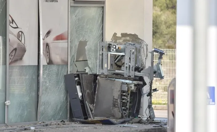 Vodice: Na benzinskoj postaji eksplozivnom napravom raznijeli bankomat i otuđili novac