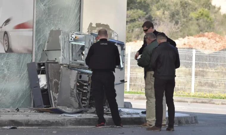 Vodice: Na benzinskoj postaji eksplozivnom napravom raznijeli bankomat i otuđili novac
