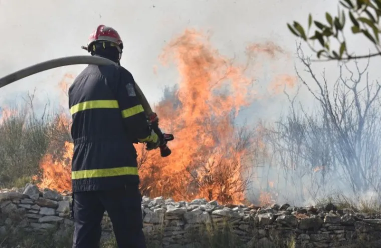 Požar koji je oko 13.00 sati buknuo u blizini Srime kod Vodica lokaliziran je ne&scaron;to prije 16.30 , a Jadranska magistrala koja je zbog opasnosti bila zatvorena za promet opet je otvorena, izvijestili su iz &scaron;ibenske policije.
U požaru je izgorjelo 14 hektara trave, niskog raslinja i pokoja maslina, a požar je gasio 31 vatrogasac s deset vozila i jedan kanader - doznaje se  u Županijskom centru 112. (Hina)