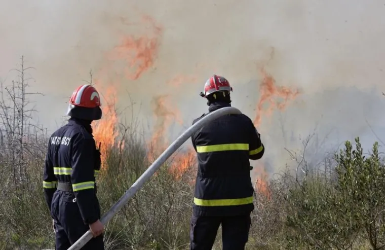 Požar koji je oko 13.00 sati buknuo u blizini Srime kod Vodica lokaliziran je ne&scaron;to prije 16.30 , a Jadranska magistrala koja je zbog opasnosti bila zatvorena za promet opet je otvorena, izvijestili su iz &scaron;ibenske policije.
U požaru je izgorjelo 14 hektara trave, niskog raslinja i pokoja maslina, a požar je gasio 31 vatrogasac s deset vozila i jedan kanader - doznaje se  u Županijskom centru 112. (Hina)