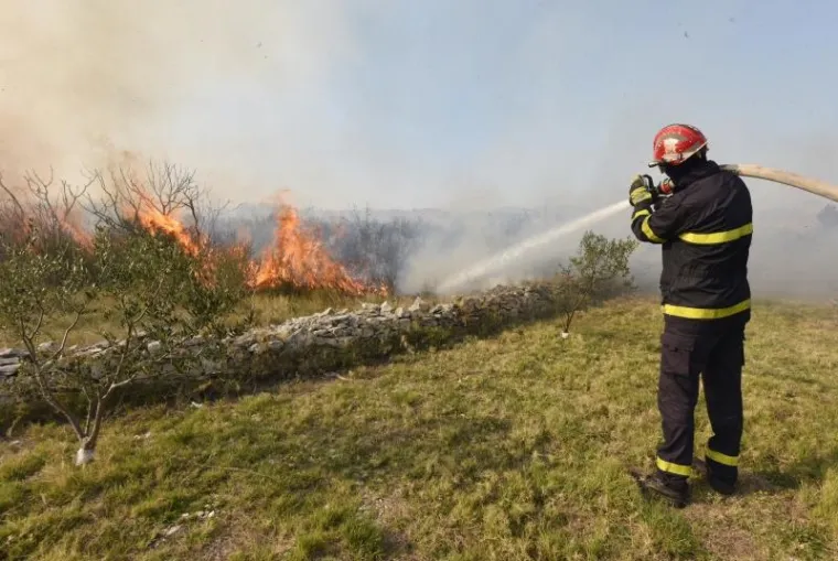 Požar koji je oko 13.00 sati buknuo u blizini Srime kod Vodica lokaliziran je ne&scaron;to prije 16.30 , a Jadranska magistrala koja je zbog opasnosti bila zatvorena za promet opet je otvorena, izvijestili su iz &scaron;ibenske policije.
U požaru je izgorjelo 14 hektara trave, niskog raslinja i pokoja maslina, a požar je gasio 31 vatrogasac s deset vozila i jedan kanader - doznaje se  u Županijskom centru 112. (Hina)
