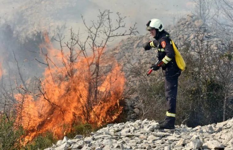 Požar koji je oko 13.00 sati buknuo u blizini Srime kod Vodica lokaliziran je ne&scaron;to prije 16.30 , a Jadranska magistrala koja je zbog opasnosti bila zatvorena za promet opet je otvorena, izvijestili su iz &scaron;ibenske policije.
U požaru je izgorjelo 14 hektara trave, niskog raslinja i pokoja maslina, a požar je gasio 31 vatrogasac s deset vozila i jedan kanader - doznaje se  u Županijskom centru 112. (Hina)