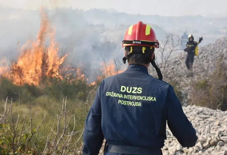 Požar koji je oko 13.00 sati buknuo u blizini Srime kod Vodica lokaliziran je ne&scaron;to prije 16.30 , a Jadranska magistrala koja je zbog opasnosti bila zatvorena za promet opet je otvorena, izvijestili su iz &scaron;ibenske policije.
U požaru je izgorjelo 14 hektara trave, niskog raslinja i pokoja maslina, a požar je gasio 31 vatrogasac s deset vozila i jedan kanader - doznaje se  u Županijskom centru 112. (Hina)
Na terenu su 23 vatrogasca s osam vozila, a u pomoć je pristigao i kanader, doznaje &Scaron;ibenski portal.