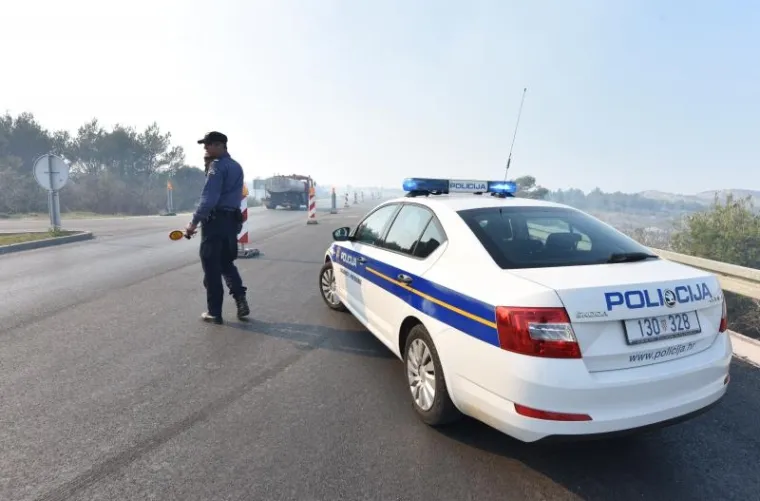 Požar koji je oko 13.00 sati buknuo u blizini Srime kod Vodica lokaliziran je ne&scaron;to prije 16.30 , a Jadranska magistrala koja je zbog opasnosti bila zatvorena za promet opet je otvorena, izvijestili su iz &scaron;ibenske policije.
U požaru je izgorjelo 14 hektara trave, niskog raslinja i pokoja maslina, a požar je gasio 31 vatrogasac s deset vozila i jedan kanader - doznaje se  u Županijskom centru 112. (Hina)