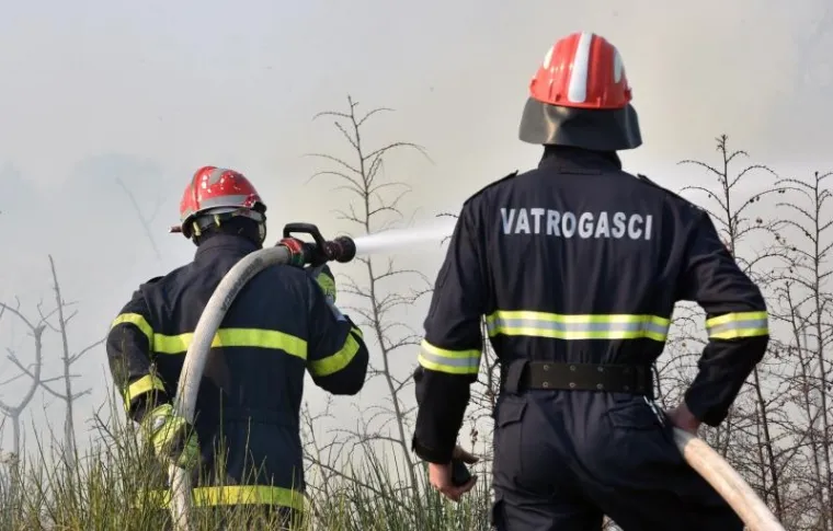 Požar koji je oko 13.00 sati buknuo u blizini Srime kod Vodica lokaliziran je ne&scaron;to prije 16.30 , a Jadranska magistrala koja je zbog opasnosti bila zatvorena za promet opet je otvorena, izvijestili su iz &scaron;ibenske policije.
U požaru je izgorjelo 14 hektara trave, niskog raslinja i pokoja maslina, a požar je gasio 31 vatrogasac s deset vozila i jedan kanader - doznaje se  u Županijskom centru 112. (Hina)