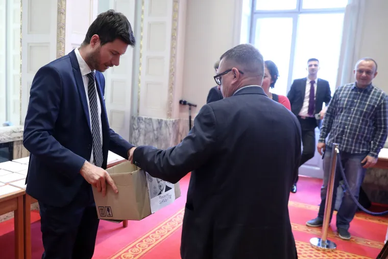 'Pomozite gazdi': Pernar nakon sjednice sakupljao priloge za pomoć Ivici Todoriću