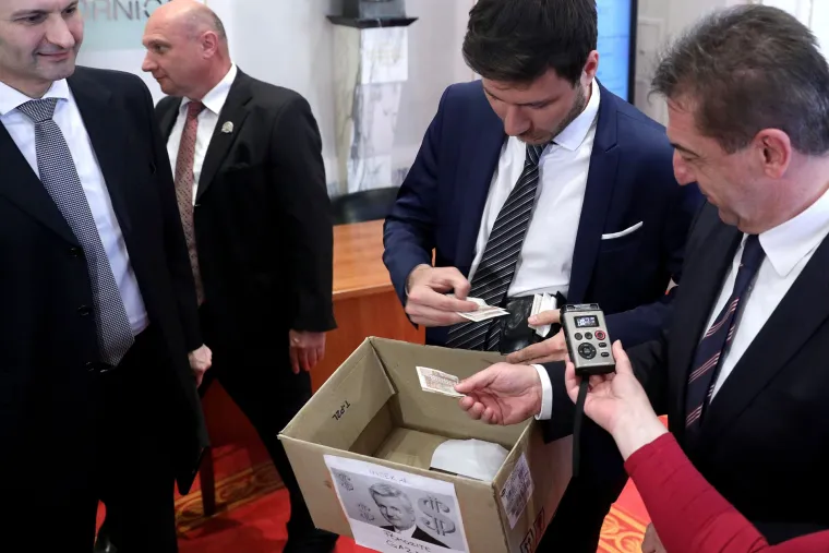 'Pomozite gazdi': Pernar nakon sjednice sakupljao priloge za pomoć Ivici Todoriću