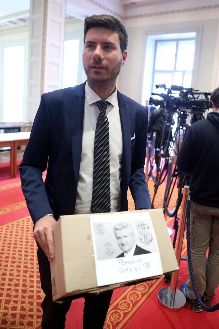 'Pomozite gazdi': Pernar nakon sjednice sakupljao priloge za pomoć Ivici Todoriću