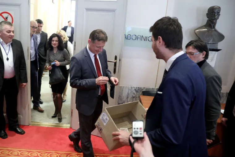 'Pomozite gazdi': Pernar nakon sjednice sakupljao priloge za pomoć Ivici Todoriću