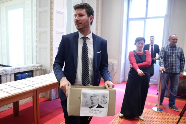 'Pomozite gazdi': Pernar nakon sjednice sakupljao priloge za pomoć Ivici Todoriću