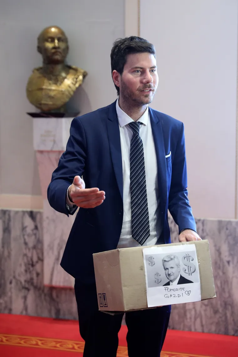 'Pomozite gazdi': Pernar nakon sjednice sakupljao priloge za pomoć Ivici Todoriću