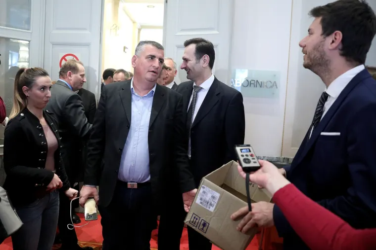 'Pomozite gazdi': Pernar nakon sjednice sakupljao priloge za pomoć Ivici Todoriću