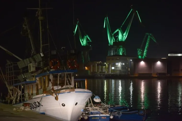 Rijeka, Zagreb i Pula, svaki grad na svoj način, uključili su se u obilježavanje nacionalnog praznika Irske, Dana svetoga Patrika.
U Rijeci je zelenom svjetlo&scaron;ću obasjana Trsatska gradina te dizalice na lukobranu riječke luke. Zagrebačke fontane, kao i Svjetleći divovi u pulskom brodogradili&scaron;tu Uljanik također sudjeluju u inicijativi Svjetskog ozelenjavanja.