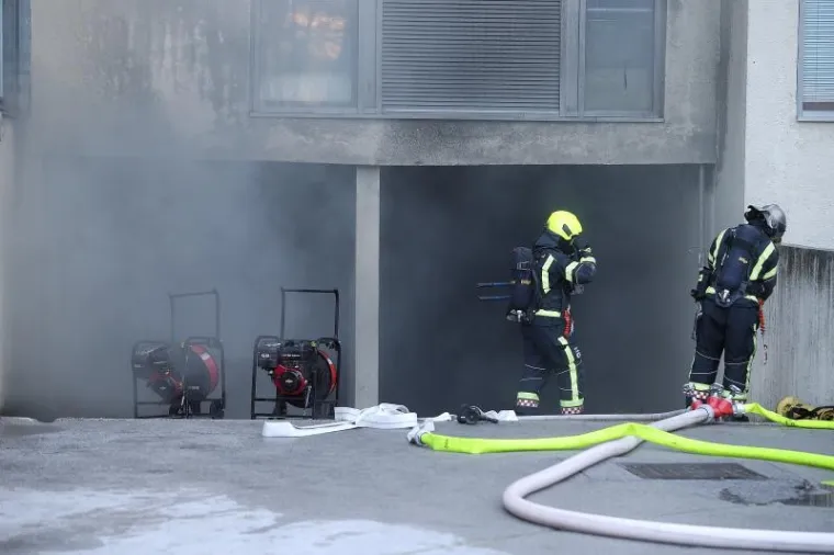 U petak oko 16 sati u  zagrebačkoj ulici Hrgovići 51 zapalila se garaža u stambenoj zgradi. Stanari su evakuirani, a zbog požara se upalio i alarm u obližnjoj banci.