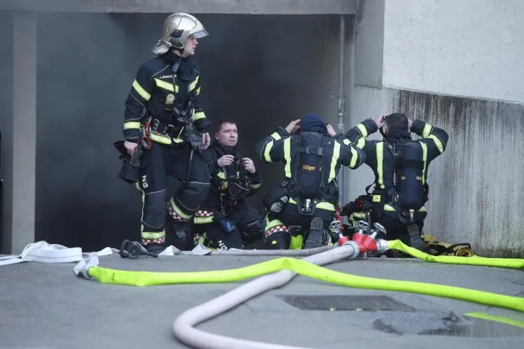 POŽAR NA ZAGREBAČKOM JARUNU: Dim iz garaže otežava posao