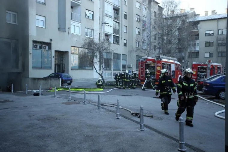 POŽAR NA ZAGREBAČKOM JARUNU: Dim iz garaže otežava posao