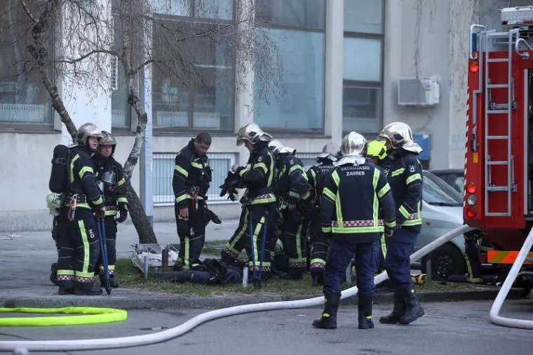 POŽAR NA ZAGREBAČKOM JARUNU: Dim iz garaže otežava posao