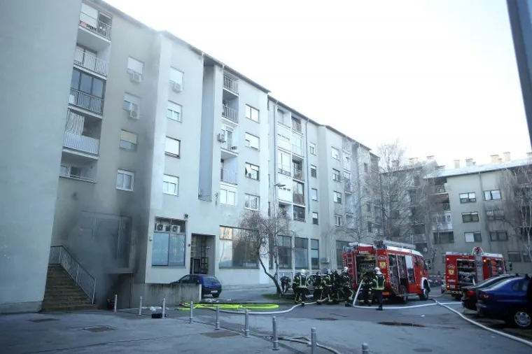 POŽAR NA ZAGREBAČKOM JARUNU: Dim iz garaže otežava posao