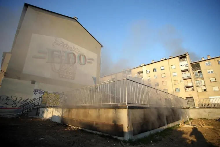 POŽAR NA ZAGREBAČKOM JARUNU: Dim iz garaže otežava posao