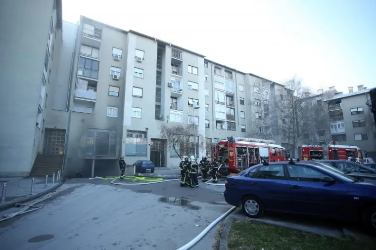POŽAR NA ZAGREBAČKOM JARUNU: Dim iz garaže otežava posao