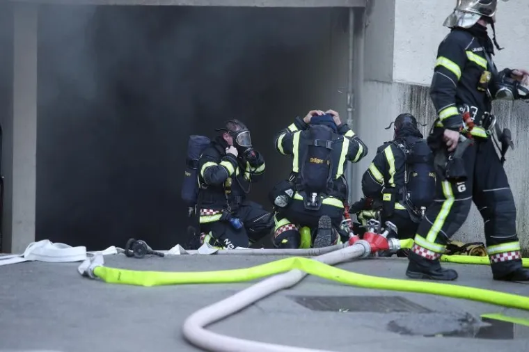 POŽAR NA ZAGREBAČKOM JARUNU: Dim iz garaže otežava posao