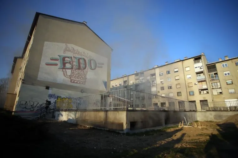 POŽAR NA ZAGREBAČKOM JARUNU: Dim iz garaže otežava posao