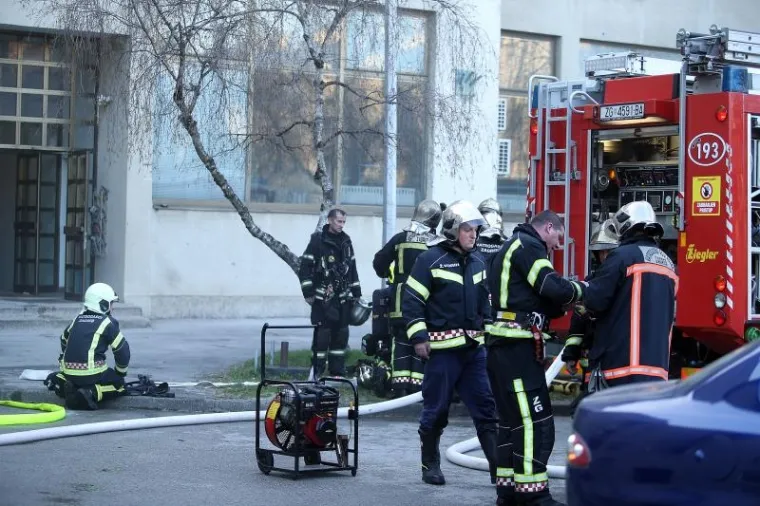 POŽAR NA ZAGREBAČKOM JARUNU: Dim iz garaže otežava posao