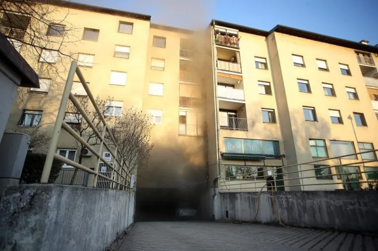 POŽAR NA ZAGREBAČKOM JARUNU: Dim iz garaže otežava posao