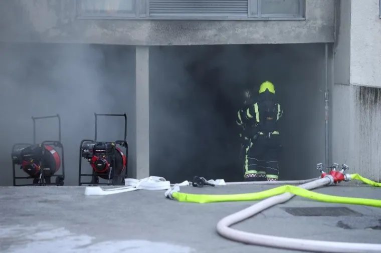 POŽAR NA ZAGREBAČKOM JARUNU: Dim iz garaže otežava posao