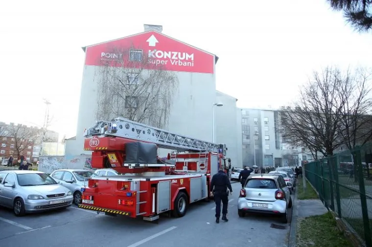POŽAR NA ZAGREBAČKOM JARUNU: Dim iz garaže otežava posao