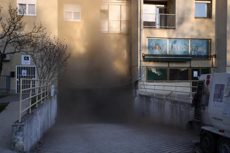 POŽAR NA ZAGREBAČKOM JARUNU: Dim iz garaže otežava posao