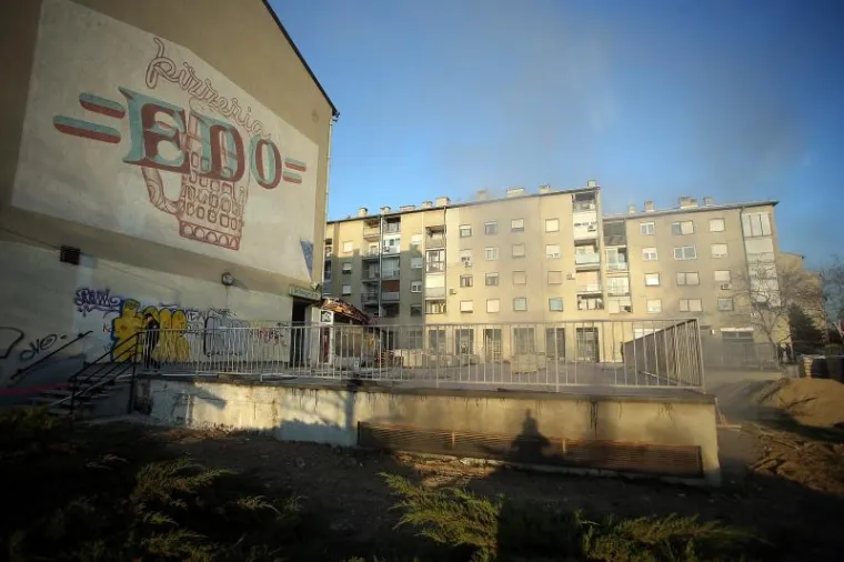 POŽAR NA ZAGREBAČKOM JARUNU: Dim iz garaže otežava posao