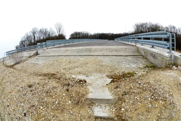 Nadvožnjak koji je prije 8 godina bio dio političke kampanje i dalje nema svrhe