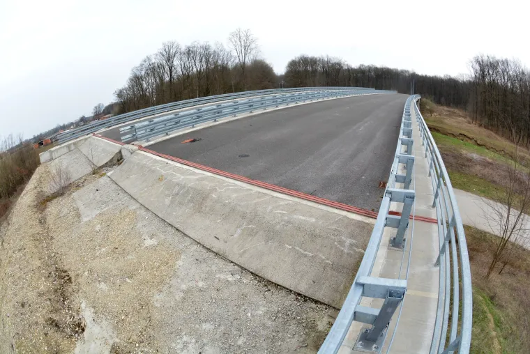 Nadvožnjak koji je prije 8 godina bio dio političke kampanje i dalje nema svrhe