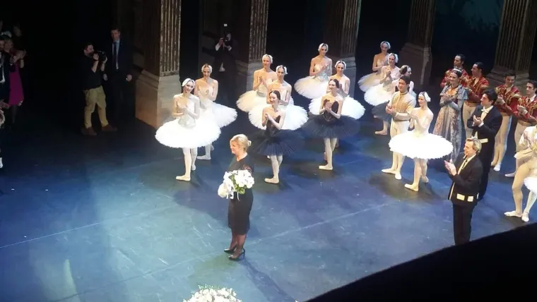 Pogledajte trenutak kada je predsjednica Grabar Kitarović izašla s ansamblom pred publiku