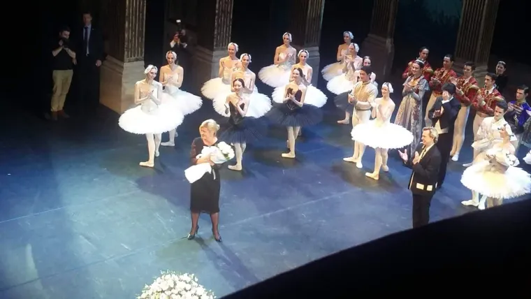 Pogledajte trenutak kada je predsjednica Grabar Kitarović izašla s ansamblom pred publiku