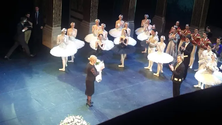 Pogledajte trenutak kada je predsjednica Grabar Kitarović izašla s ansamblom pred publiku