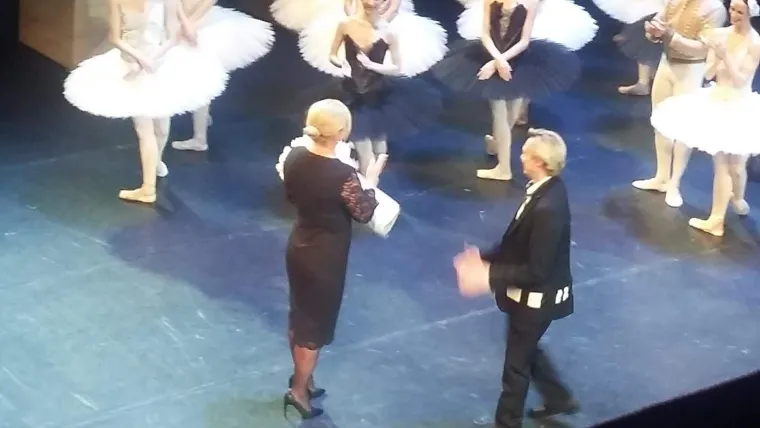 Pogledajte trenutak kada je predsjednica Grabar Kitarović izašla s ansamblom pred publiku