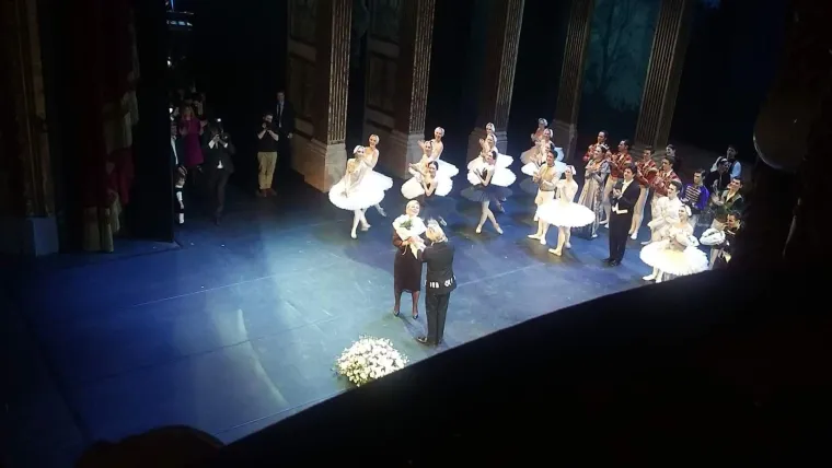 Pogledajte trenutak kada je predsjednica Grabar Kitarović izašla s ansamblom pred publiku