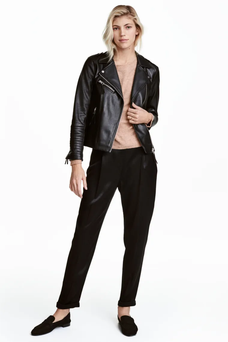 Crne hlače od satena, H&amp;M, 221,00 kuna