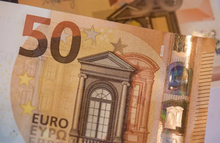 Od 4. travnja Eurozonom će kolati nova novčanica od 50 eura. Sličnog dizajna kao prethodna, nova banknota 'opremljena' je boljom sigurnosnom za&scaron;titom od krivotvorenja i drugih prijevara. Dio je serije Europa, ima brojku 50 smaragdne boje i hologram s portretom lika iz grčke mitologije.