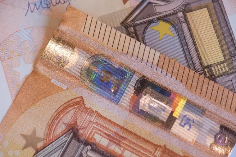 Od 4. travnja Eurozonom će kolati nova novčanica od 50 eura. Sličnog dizajna kao prethodna, nova banknota 'opremljena' je boljom sigurnosnom za&scaron;titom od krivotvorenja i drugih prijevara. Dio je serije Europa, ima brojku 50 smaragdne boje i hologram s portretom lika iz grčke mitologije.