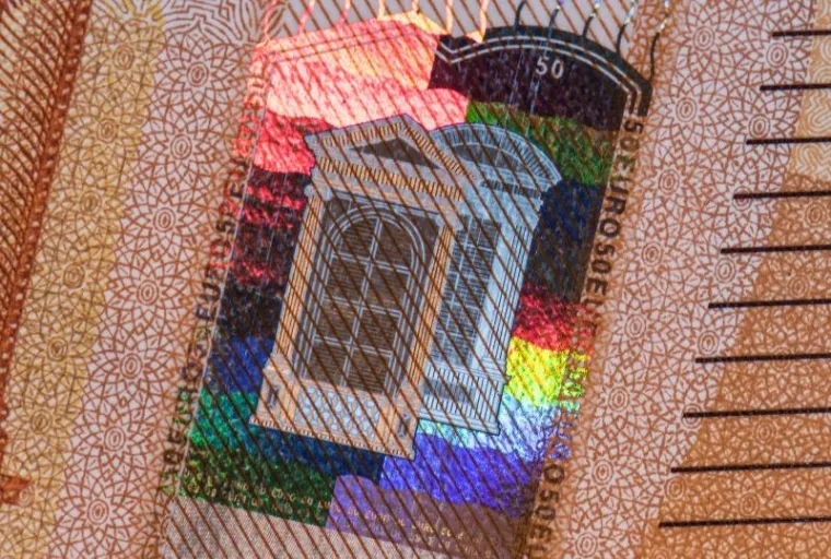 Od 4. travnja Eurozonom će kolati nova novčanica od 50 eura. Sličnog dizajna kao prethodna, nova banknota 'opremljena' je boljom sigurnosnom za&scaron;titom od krivotvorenja i drugih prijevara. Dio je serije Europa, ima brojku 50 smaragdne boje i hologram s portretom lika iz grčke mitologije.