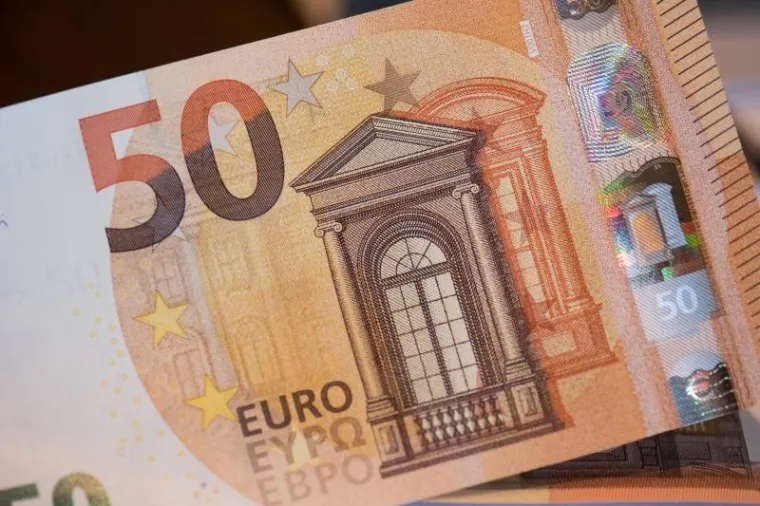 Od 4. travnja Eurozonom će kolati nova novčanica od 50 eura. Sličnog dizajna kao prethodna, nova banknota 'opremljena' je boljom sigurnosnom za&scaron;titom od krivotvorenja i drugih prijevara. Dio je serije Europa, ima brojku 50 smaragdne boje i hologram s portretom lika iz grčke mitologije.